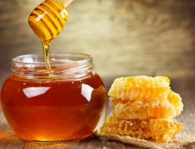 Δείτε ποια μικρόβια «εξολοθρεύει» το μέλι